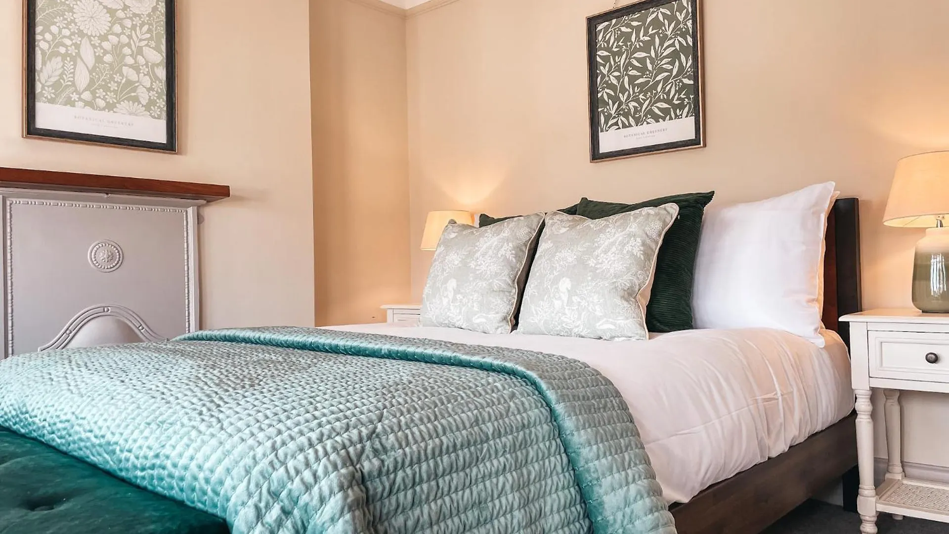 Ty Fry Gardens Villa Cardiff Holiday home