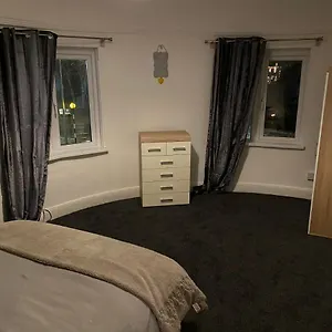 Spacious 2 Bed Apartment, Close To Village Shops Apartment